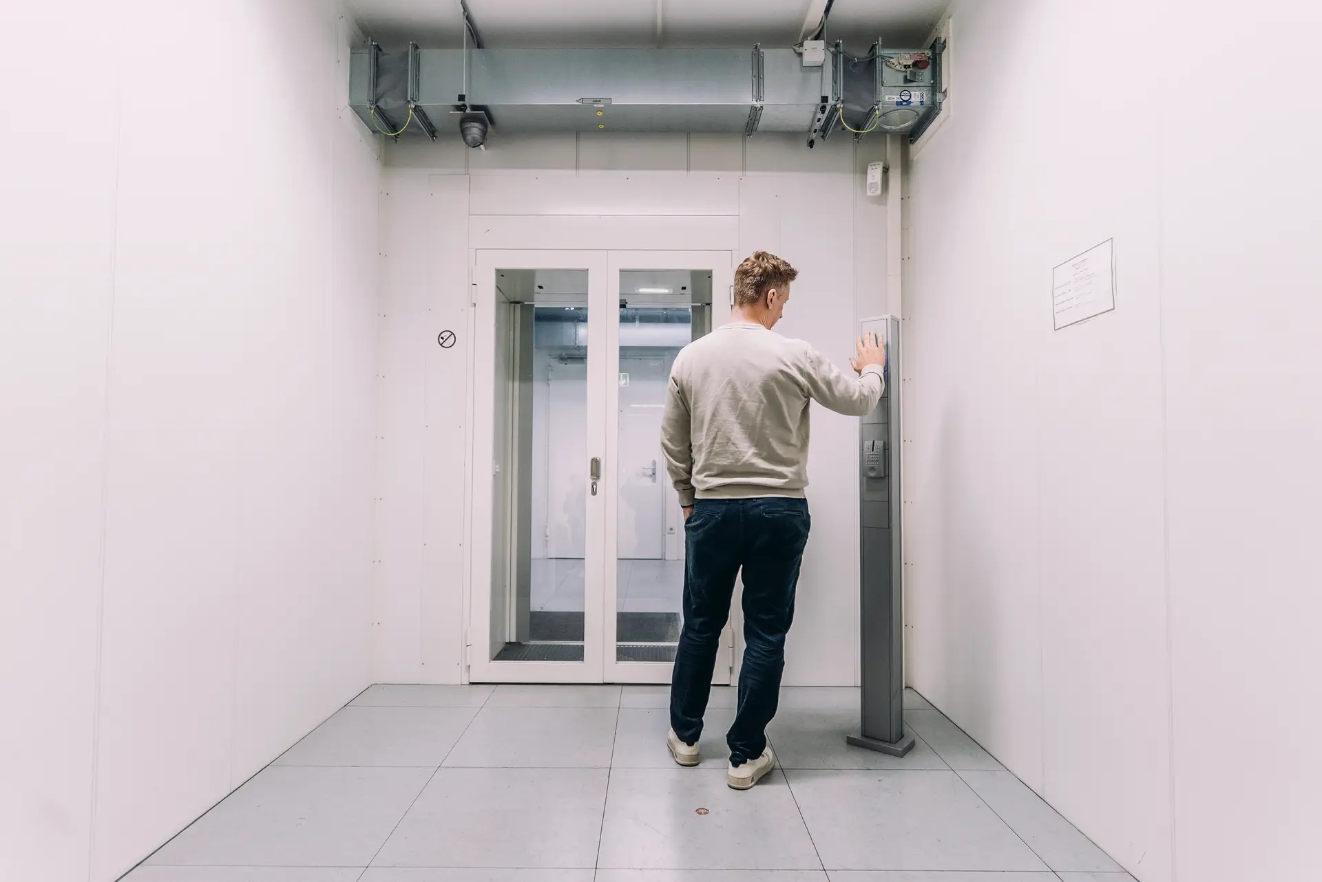 Sicherheitsschleuse im Rechenzentrum mit Zugangskontrollsystem für geschützte IT-Infrastruktur