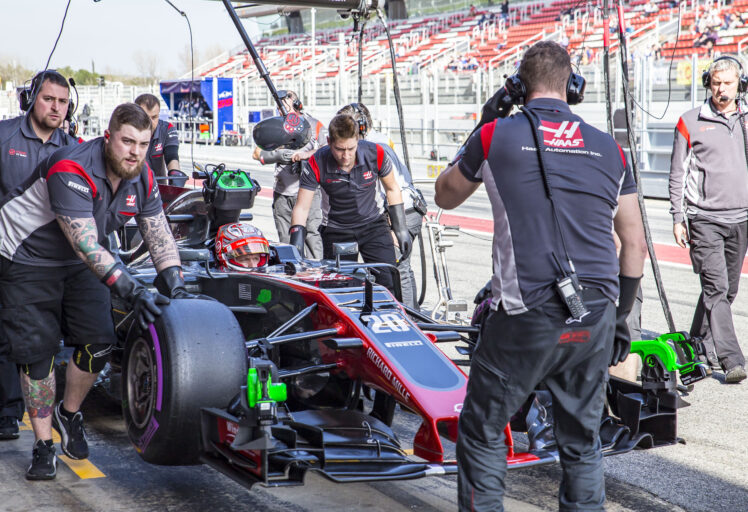 Rennwagen bei den Formel-1-Testtagen in Barcelona 2017 als Symbol für Performance und technologische Präzision mit Einsatz der RIEDEL Technologie, Bolero Headsets